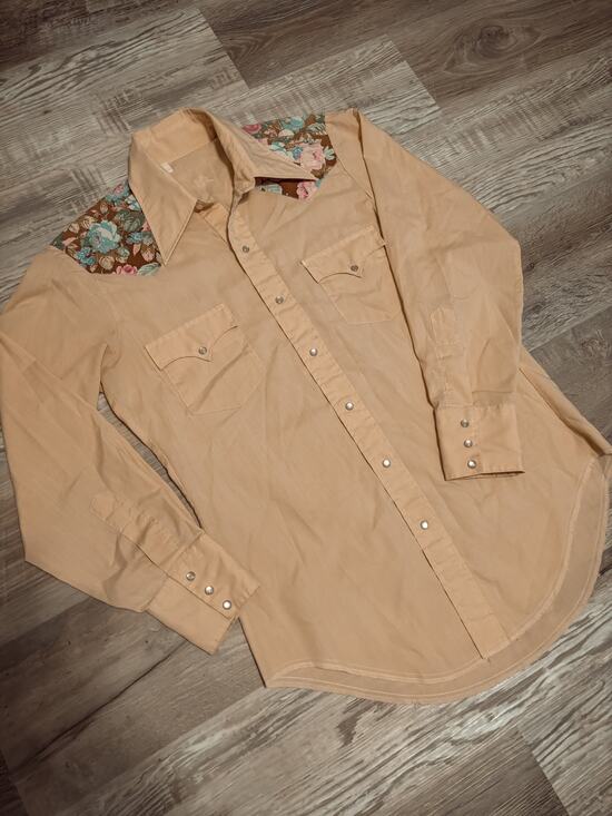 American Vintage Other - vintage peach/floral classic western pearl snap